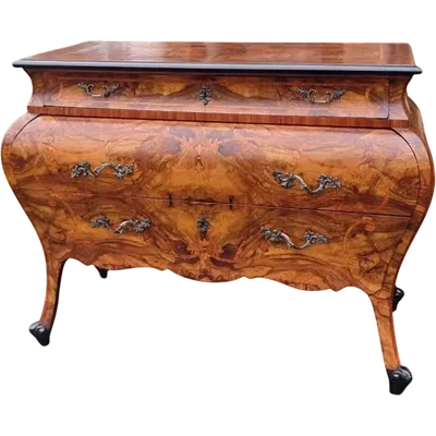 Commode lombarde de style Louis XV de la fin du XIXe siècle
