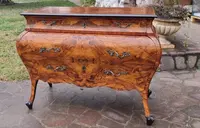 Commode lombarde de style Louis XV de la fin du XIXe siècle