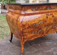 Commode lombarde de style Louis XV de la fin du XIXe siècle