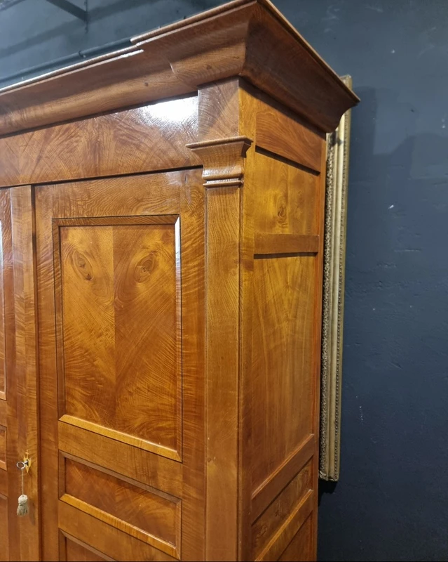 Biedermeier 1820s ash-root cabinet.