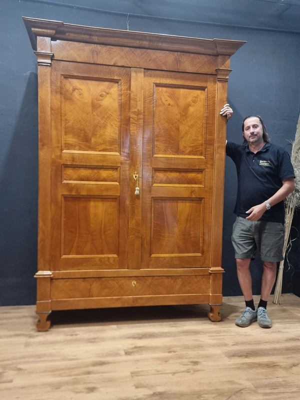 Biedermeier 1820s ash-root cabinet.