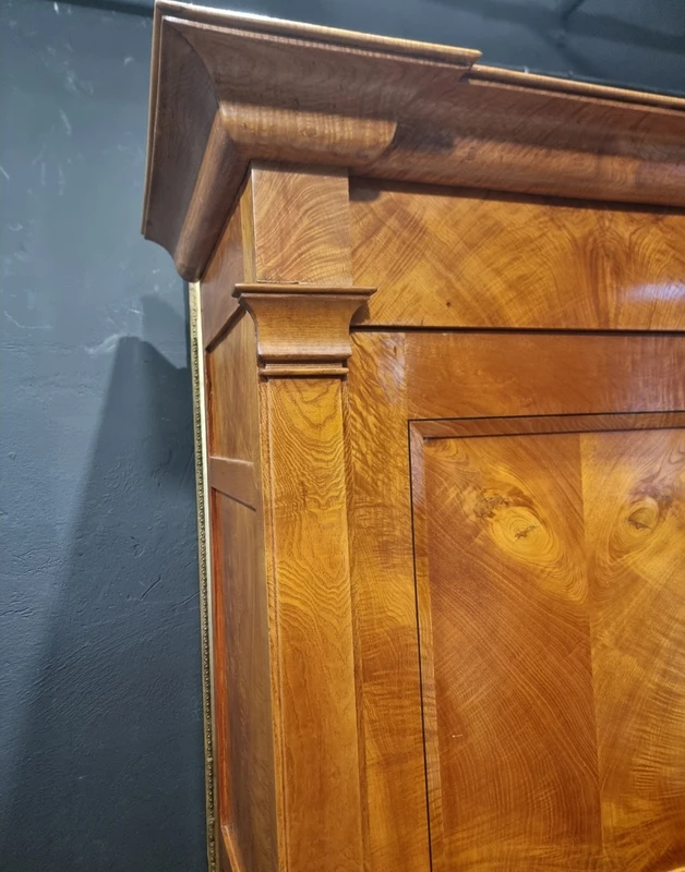 Biedermeier 1820s ash-root cabinet.