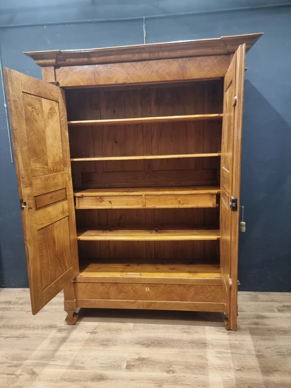 Biedermeier 1820s ash-root cabinet.