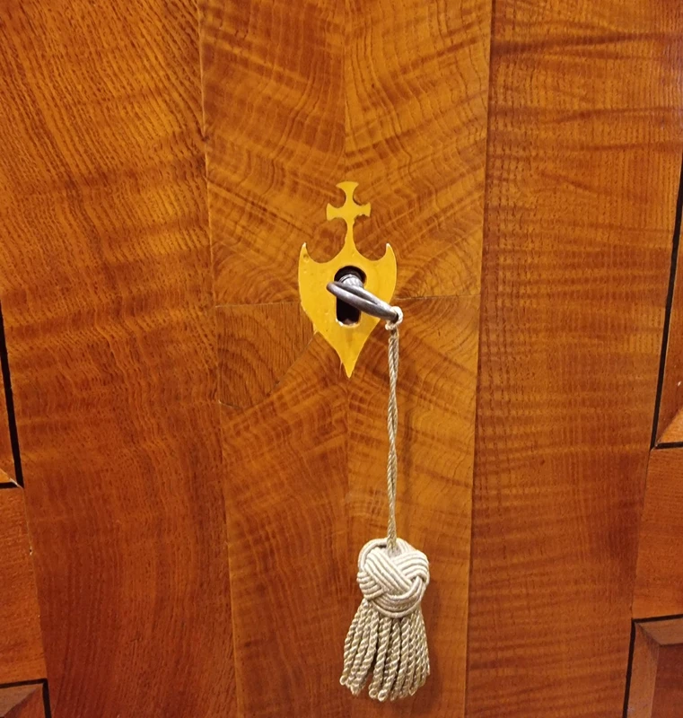 Biedermeier 1820s ash-root cabinet.