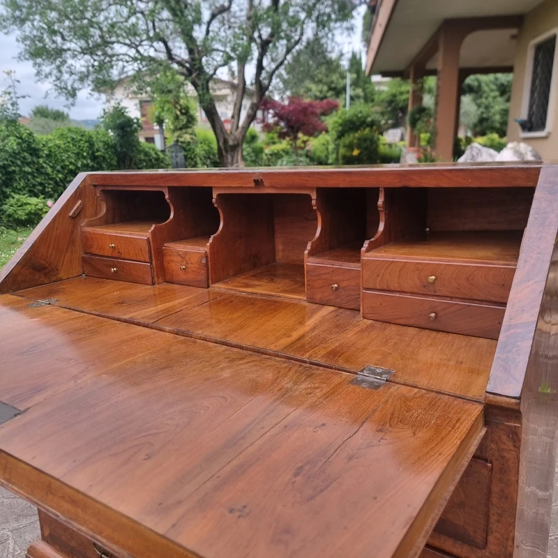 Rabat en noyer et loupe d'orme anglais du 18e siècle