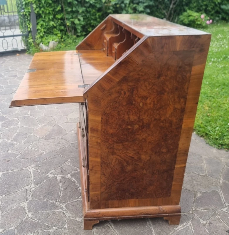 Rabat en noyer et loupe d'orme anglais du 18e siècle