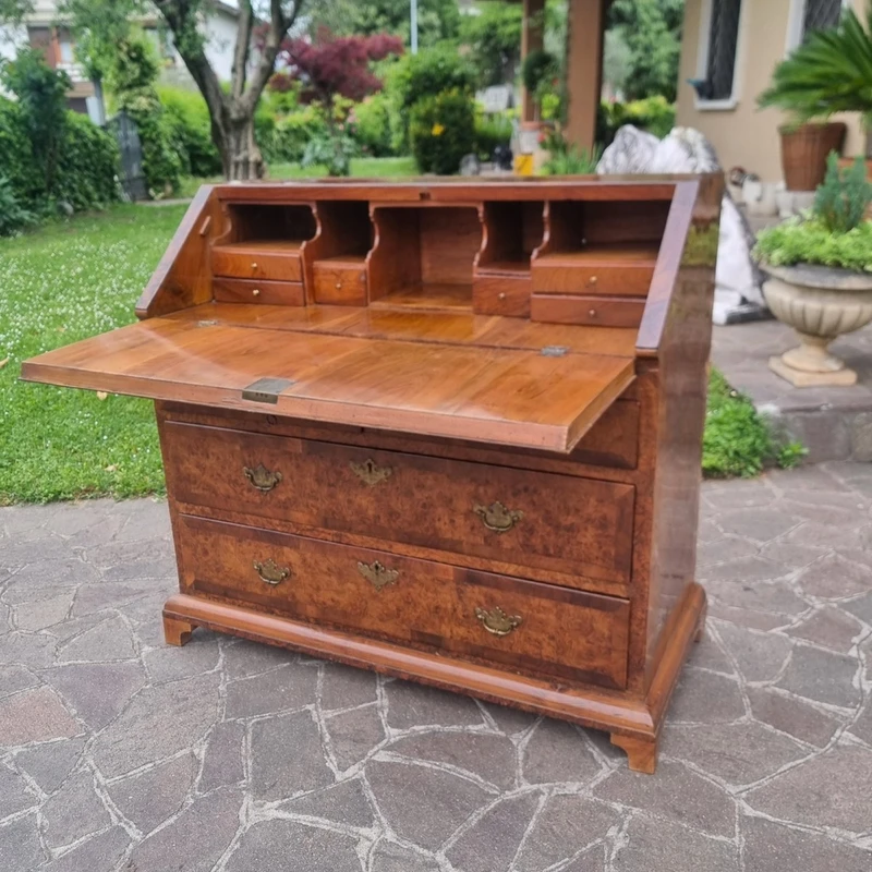 Rabat en noyer et loupe d'orme anglais du 18e siècle