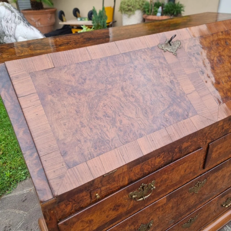 Rabat en noyer et loupe d'orme anglais du 18e siècle