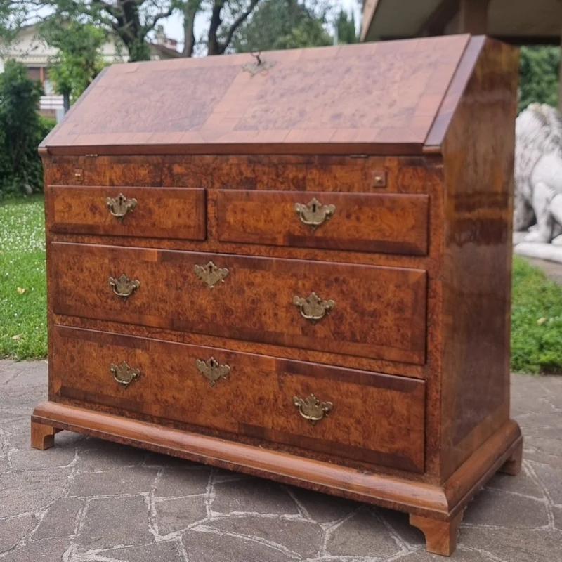 Rabat en noyer et loupe d'orme anglais du 18e siècle