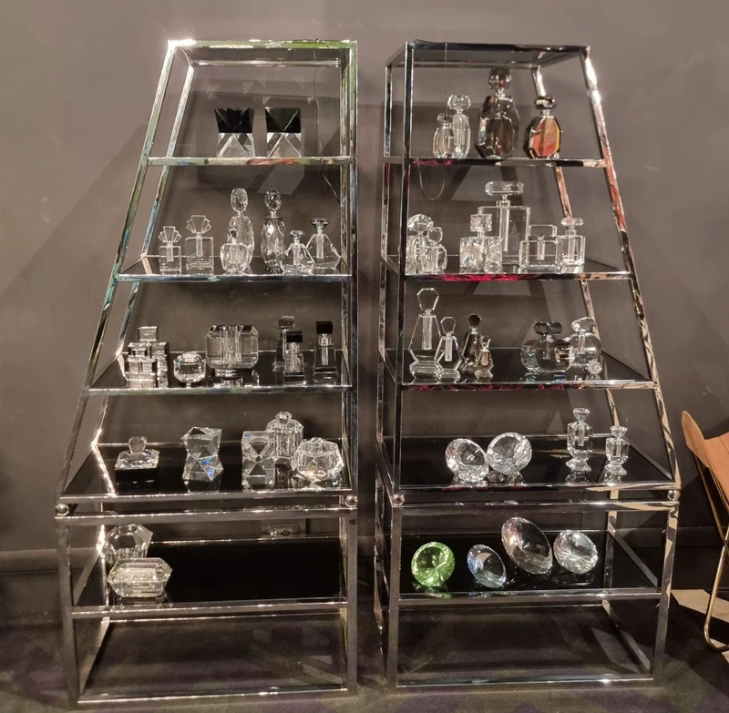 Élégante étagère vintage en acier chromé : style et fonctionnalité