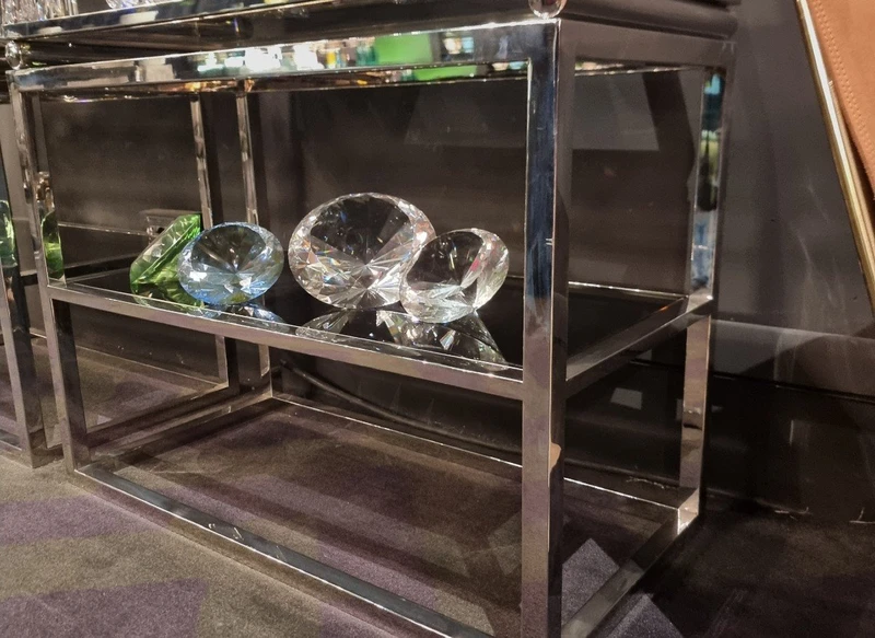 Élégante étagère vintage en acier chromé : style et fonctionnalité