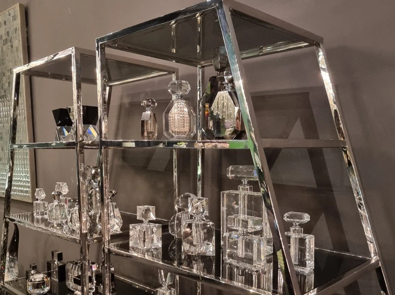 Élégante étagère vintage en acier chromé : style et fonctionnalité