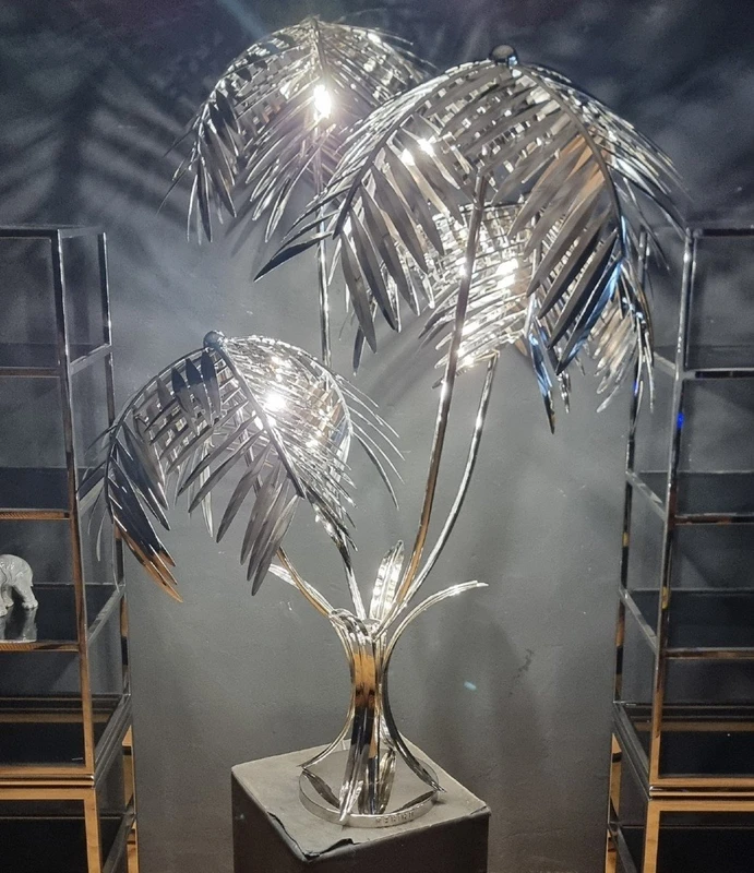 Lampada da Terra Imponente: Il Fascino Vintage della Kenzia in acciaio cromato