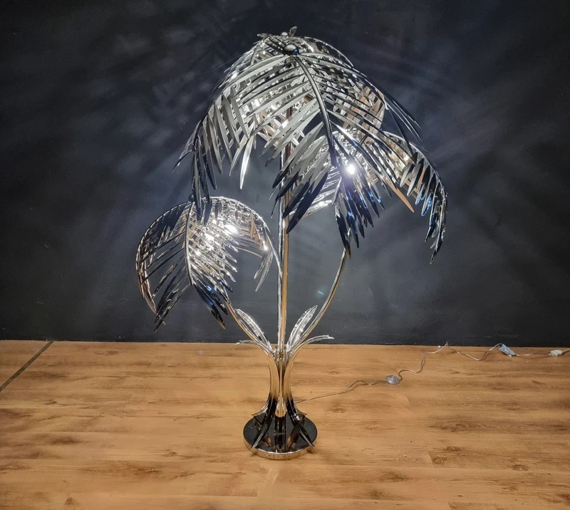 Lampada da Terra Imponente: Il Fascino Vintage della Kenzia in acciaio cromato