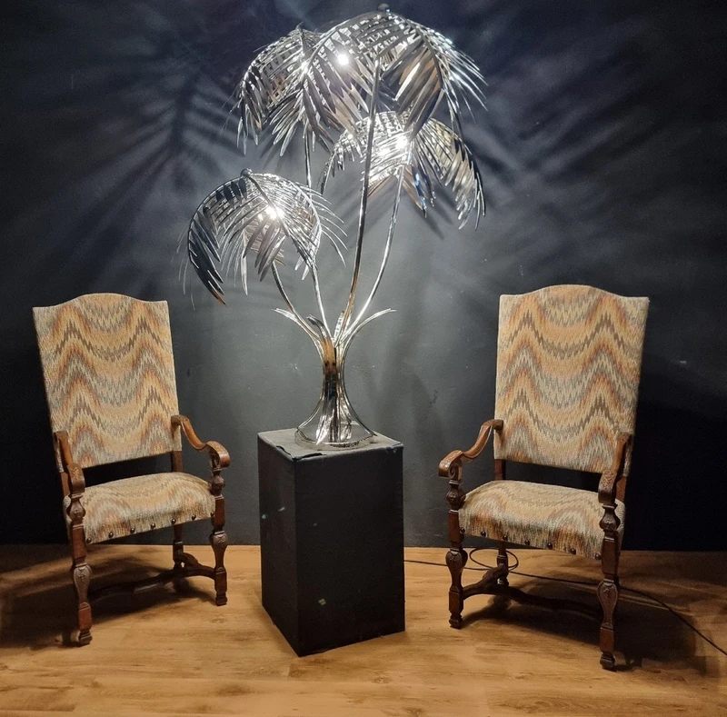 Lampada da Terra Imponente: Il Fascino Vintage della Kenzia in acciaio cromato