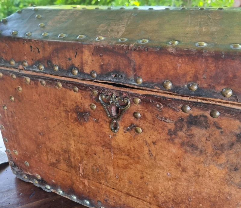 Mallette en cuir clouté du 17e siècle