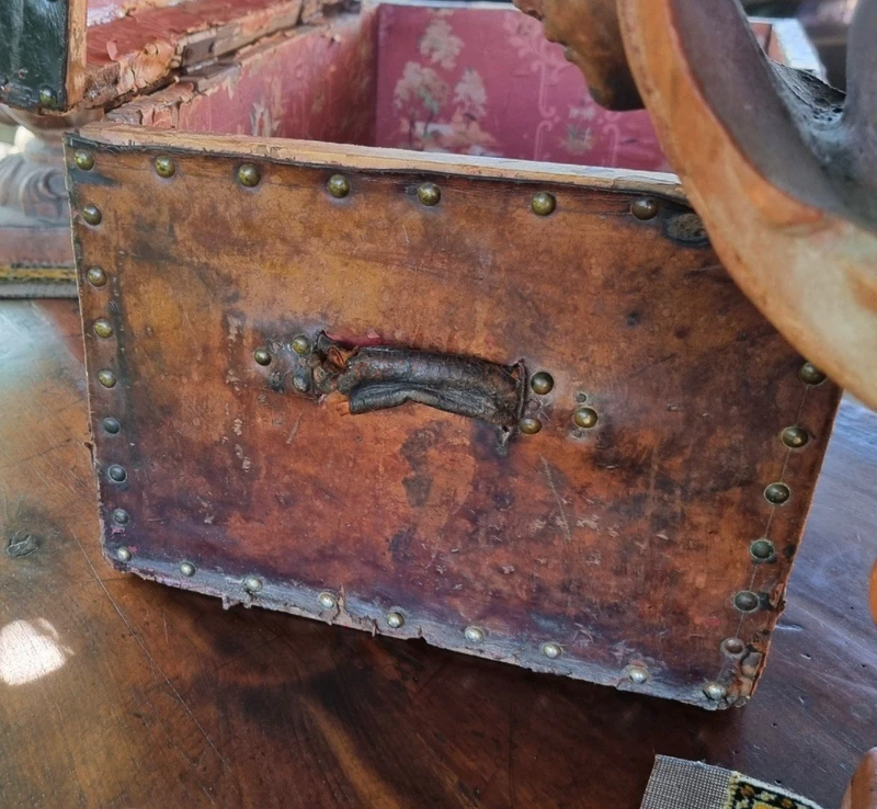 Mallette en cuir clouté du 17e siècle