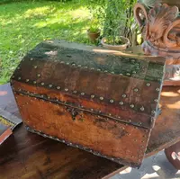 Mallette en cuir clouté du 17e siècle