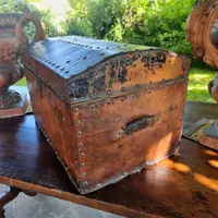 Mallette en cuir clouté du 17e siècle