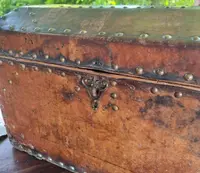 Mallette en cuir clouté du 17e siècle