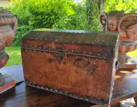 Mallette en cuir clouté du 17e siècle