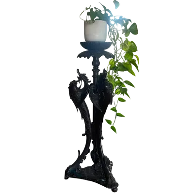 Table d'appoint en bois ébonisé avec dragons : un trésor du XIXe siècle