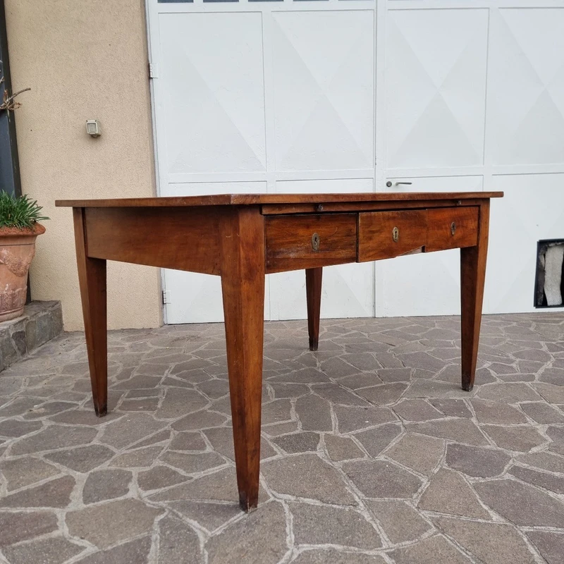 Table à écrire en noyer du XVIIIe siècle