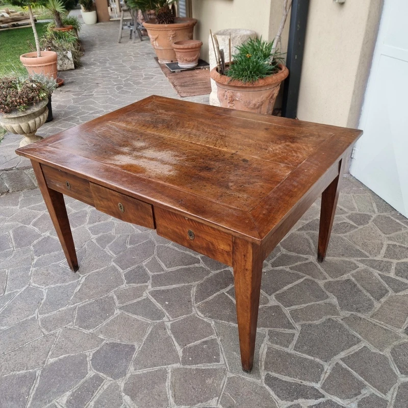 Table à écrire en noyer du XVIIIe siècle