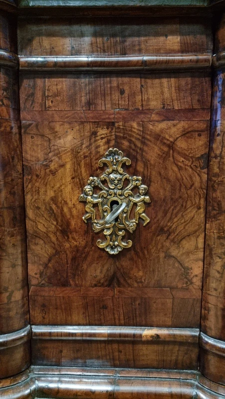 CREDENZA MOSSA LOMBARDA IN NOCE DEL 700