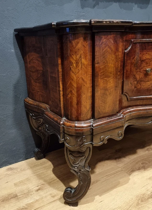 CREDENZA MOSSA LOMBARDA IN NOCE DEL 700