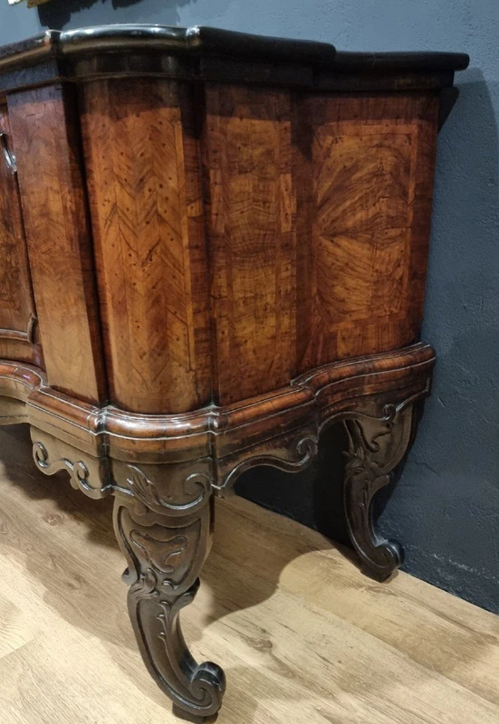CREDENZA MOSSA LOMBARDA IN NOCE DEL 700