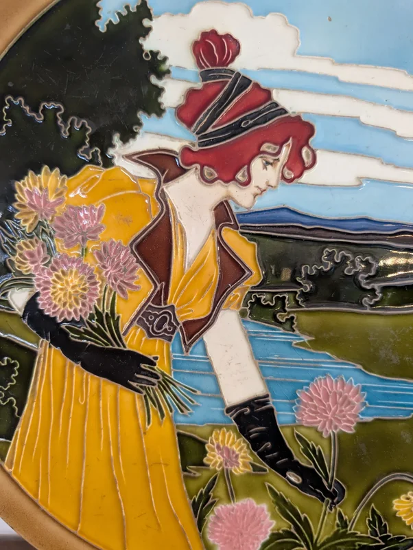 Art Nouveau decorative plate - Polychrome ceramic in relief