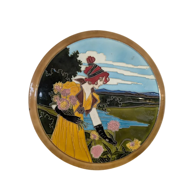 Art Nouveau decorative plate - Polychrome ceramic in relief