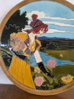Art Nouveau decorative plate - Polychrome ceramic in relief