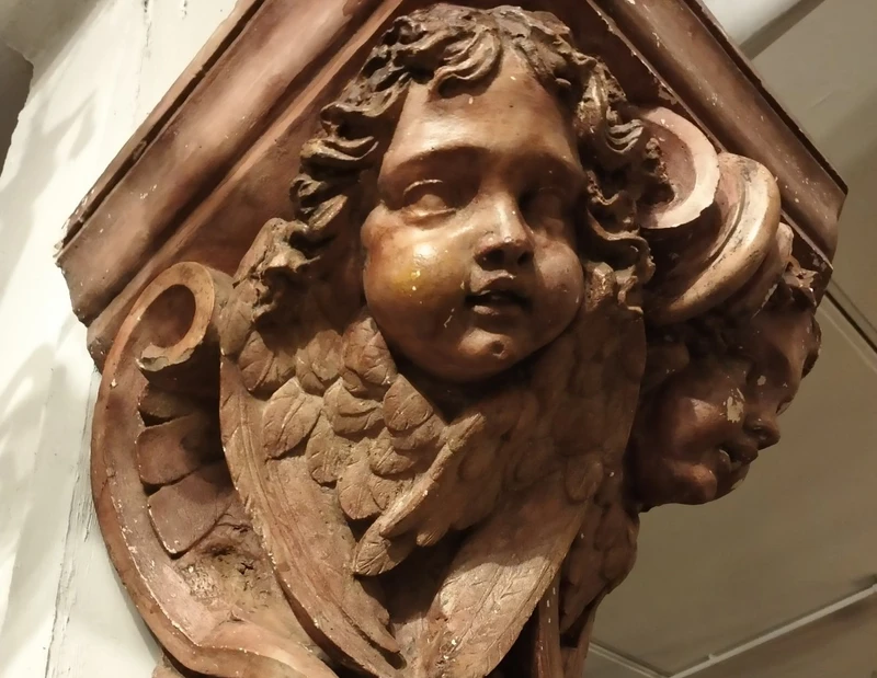 Capital with putti from 1800s Italy