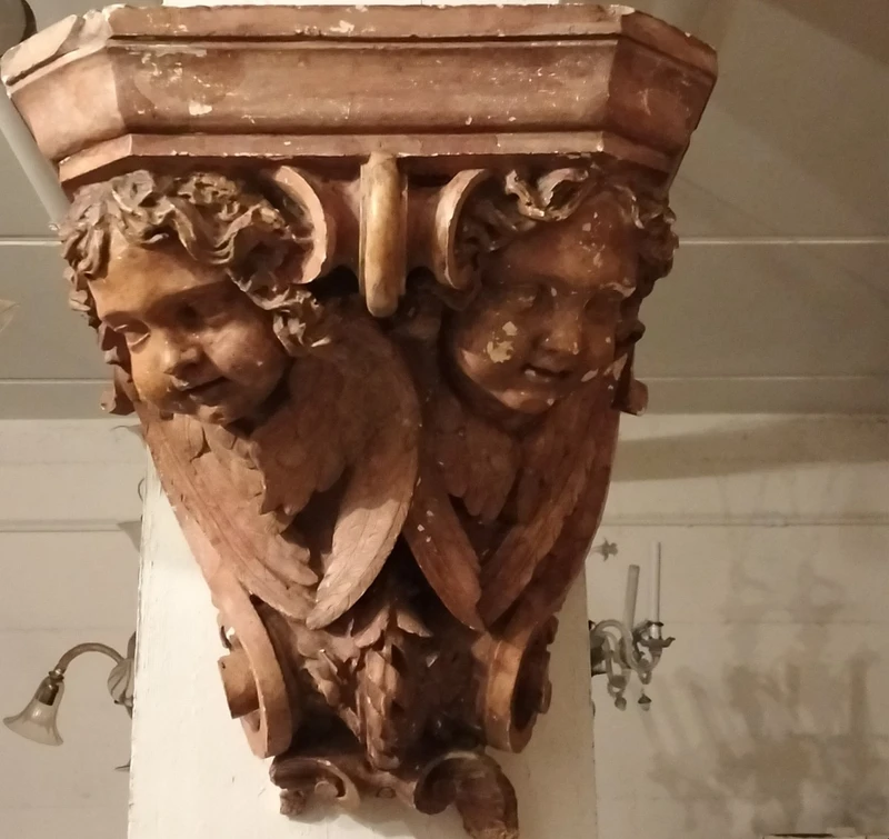 Capital with putti from 1800s Italy