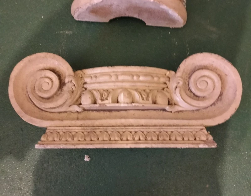 Colonne con capitelli del 1930 gesso e paglia