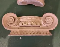 Colonne con capitelli del 1930 gesso e paglia