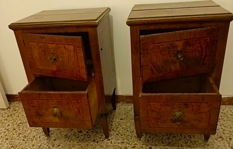 Pair of bedside tables 1790 Bolognese walnut