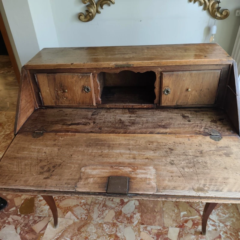 Blond walnut writing desk with flap from the 1700s Bologna