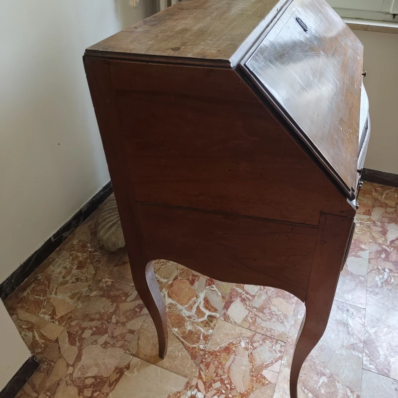 Blond walnut writing desk with flap from the 1700s Bologna
