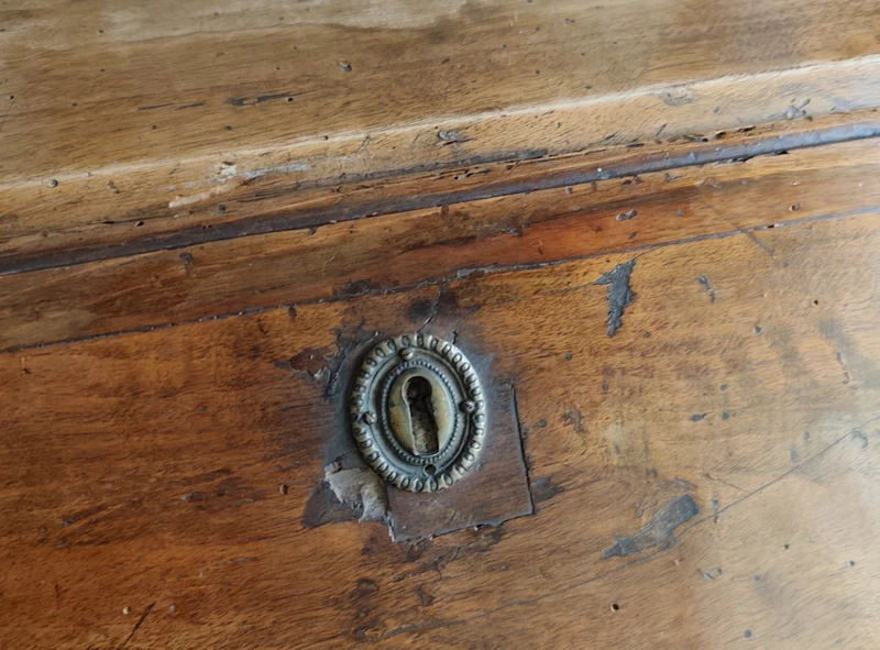 Blond walnut writing desk with flap from the 1700s Bologna