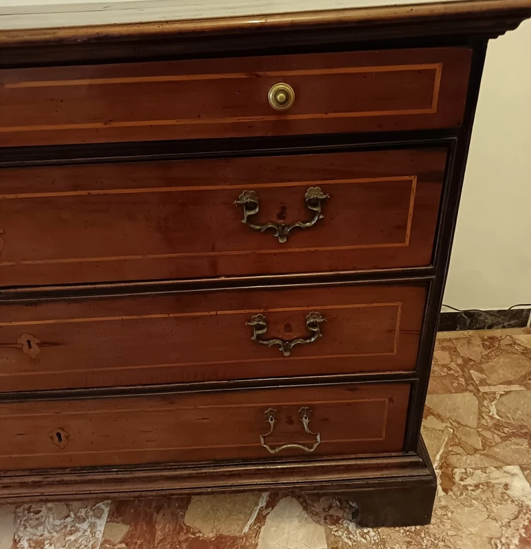 Cassettone Emiliano del 1700 a 4 cassetti in noce biondo lastronato