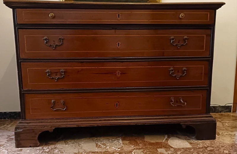 Cassettone Emiliano del 1700 a 4 cassetti in noce biondo lastronato