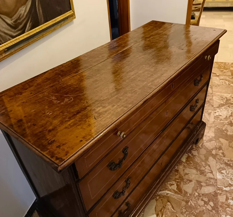 Cassettone Emiliano del 1700 a 4 cassetti in noce biondo lastronato