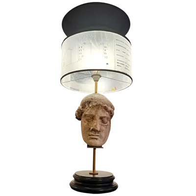 Lampe avec tête en plâtre et lampe noire, abat-jour avec vernis architecturaux du 20e siècle