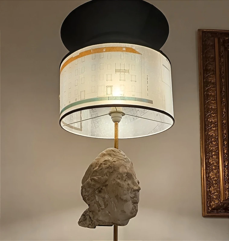 Lampada con testa in gesso e nerofumo, paralume con lucidi di architettura 900