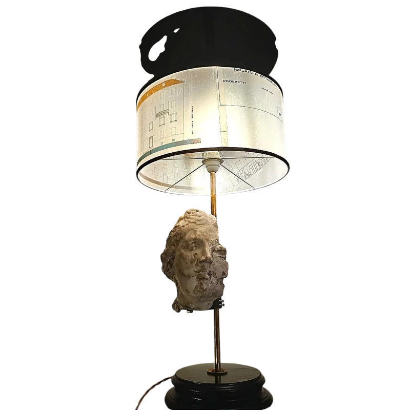 Lampada con testa in gesso e nerofumo, paralume con lucidi di architettura 900