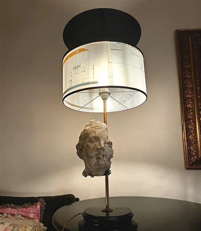 Lampada con testa in gesso e nerofumo, paralume con lucidi di architettura 900