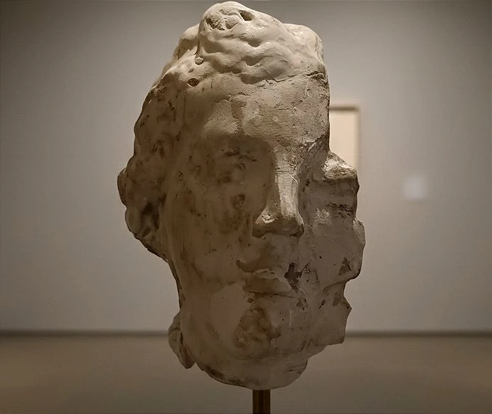 Lampada con testa in gesso e nerofumo, paralume con lucidi di architettura 900